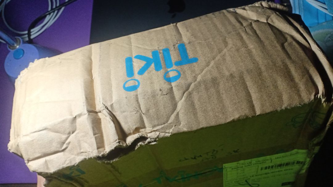 Nhìn cái hộp thì chắc mn cũng hiểu được sách bên trong như nào rồi. Mấy lần trước giao nhanh không đến mức như v. Lần này giao lâu mà te tua quá chừng. Sách thì khỏi nói trầy xước, bụi, cong góc hết trên, không có miếng gì bao bọc lại hết. Có mấy cuốn còn bọc kín thì an toàn thôi. Đa số nhìn y như sách cũ vậy 😢 chưa lần nào mà mình thất vọng như lần này cả.