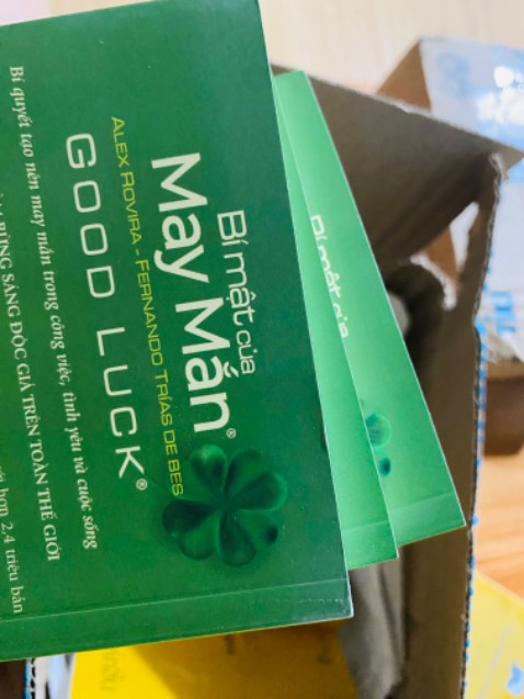 Tiki nên du bùng giấy bọc thực phẩm để sách không bị xóc!