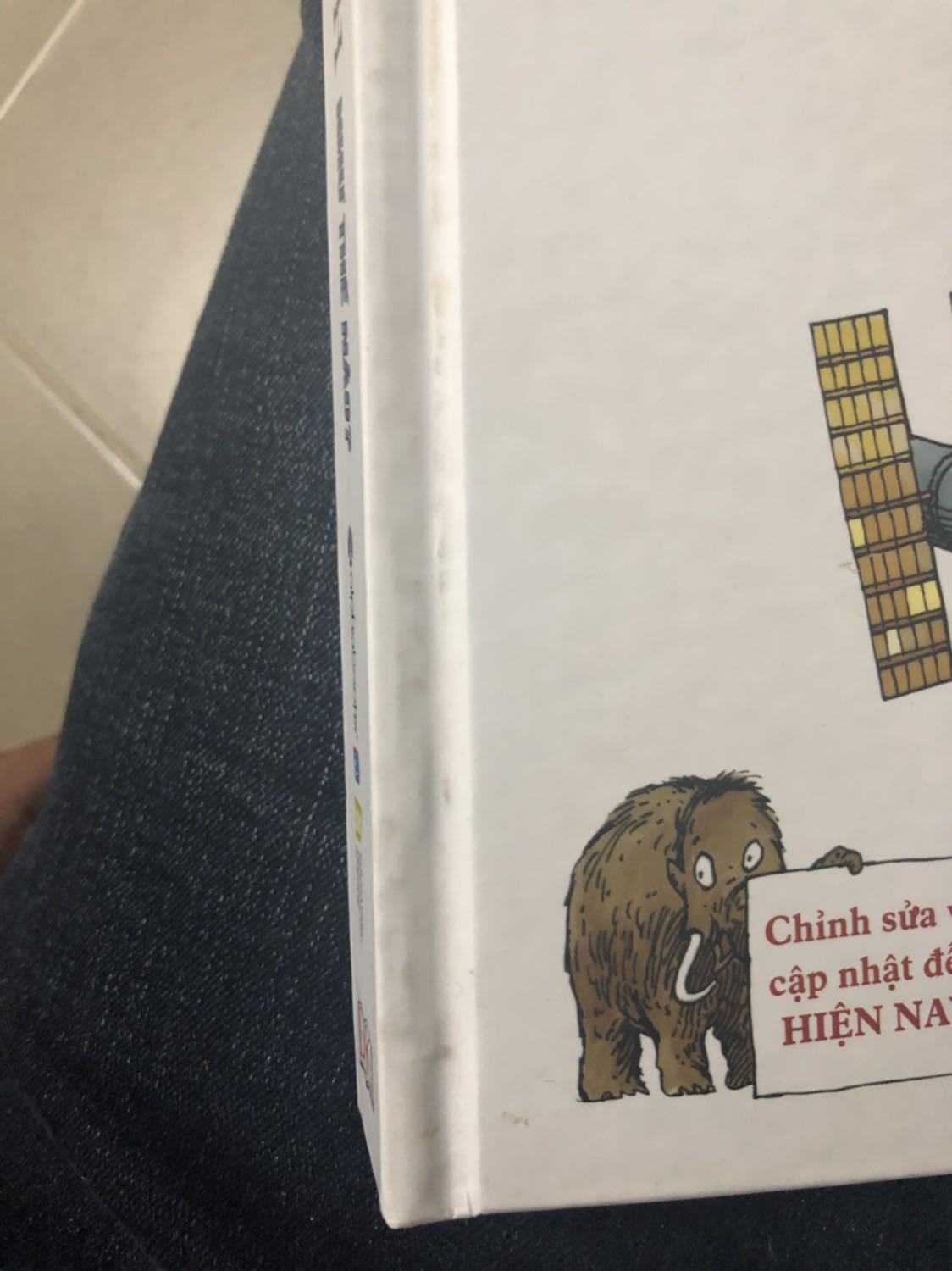 Sách màng co đã không còn, chỉ để trong bao dán mép OPP sơ sài là hơi nghi rồi. Bên trong gáy sách bẩn, có mép sách còn bị như thấm nước để khô. Giống như mấy cuốn sách trưng bày trong nhà sách bị đọc rồi ấy.
Mình mua rất nhiều cuốn bách khoa rồi nhưng chưa bao giờ thất vọng như thế này.