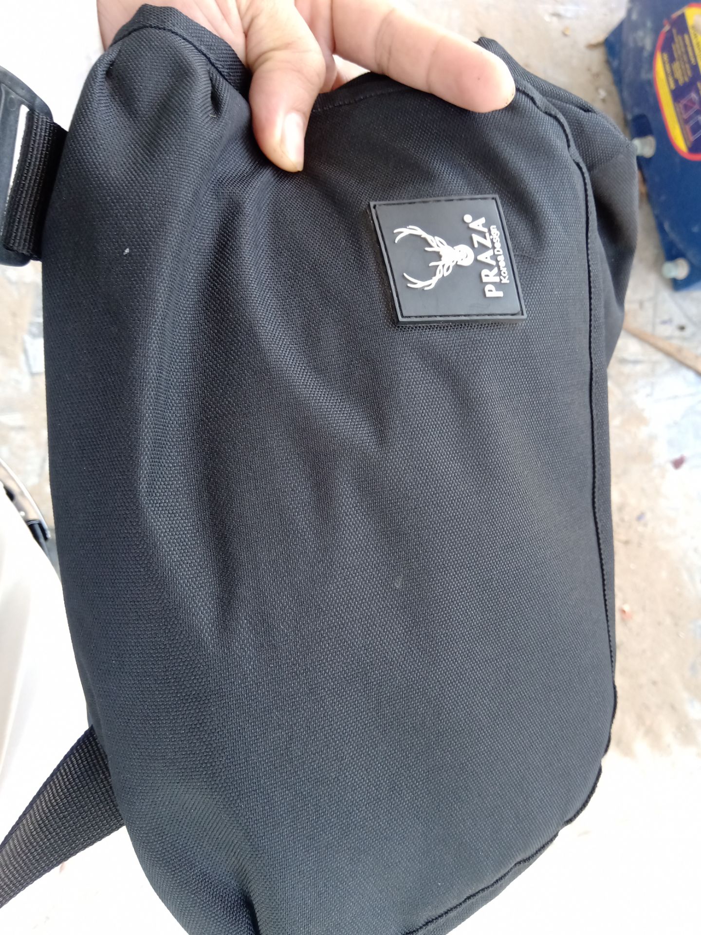 vải đẹp chắc chắn. kích thước vừa .đủ đựng máy tính bảng. có ngăn trong xinh xắn.