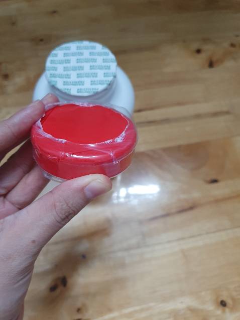 Nhận hàng về, chưa có mở nắp. Vì nắp được bao bởi 1 lớp bóng bên ngoài. Về nguyên tắc lớp giấy bóng này sẽ bao quanh nắp nhựa rất chặt như kiểu 1 động tác niêm phong vậy đó. Và muốn mở nắp phải xé lớp giấy bóng này ra. Vậy mà hum nay vừa nhận hàng, đứa cháu nó lấy ra nó xoáy ra luôn cái nắp và cái bao bóng bên ngoài( tất nhiên là cái bao bóng vẫn nguyên vẹn). Haiz. Lâu nay hàng Mỹ cũng nổi tiếng về khâu đóng gói. Điều này làm mình có chút nghi ngờ về chất lượng của sp.  Chưa bàn đến chuyện check mã code hay batch code. Vì cái này được dán thì khả năng làm nhái cũng dễ mà.Thấy giấy dán lên cũng cẩu thả, có để lại vete nhàu trên giấy dán thông tin. Mua cho bố mẹ mà không dám để bố mẹ dùng.