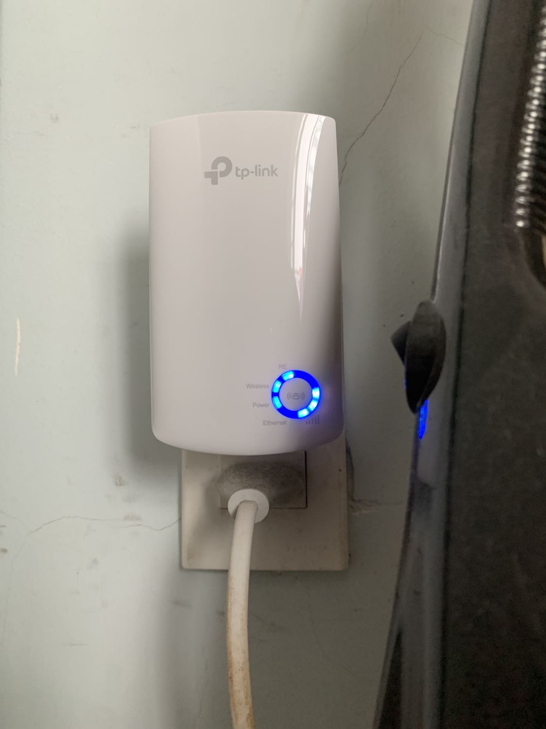 Đỉnh luôn, mình đang cần gấp trong dịch do làm ở nhà mà mấy nay mạng khu trọ ở rớt hoài. Đặt tikinow giao liền trong 2h luôn. Repeater này dùng dễ lắm, download app về làm theo hướng dẫn là xài tẹt ga. Wifi full 3 vạch nha. Cho tiki 10 sao được cũng cho!!