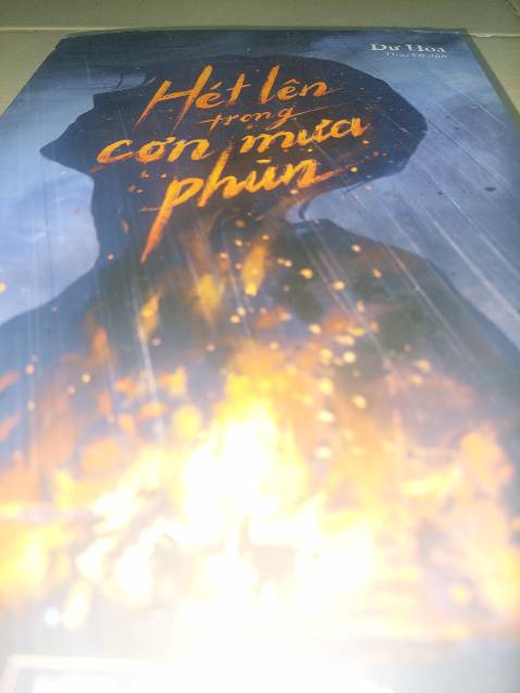 Gọi là tiểu thuyết cũng chẳng đúng, tác phẩm không có một nội dung xuyên suốt mà phần lớn là những mảnh ký ức rời rạc, mơ hồ của cậu bé Tôn Quang Lâm về tuổi thơ, về thân phận những con người cậu đã từng gắn bó mà đa phần là những nốt trầm buồn, những mảnh đời tù túng không lối thoát. 
Đã từng biết đến Dư Hoa qua “ Sống “ và “Huynh Đệ “  hai cuốn tiểu thuyết xuất sắc một ngắn một dài về thân phận con người Trung Hoa trước những biến chuyển của đất nước, tôi đã kỳ vọng khá nhiều đối “ Hét lên trong cơn mưa phùn “ nhưng cuối cùng tác phẩm này là một sự thất vọng, nó thiếu sự đột phá về mặt nội dung cũng như sự sáng tạo trong phong cách viết.