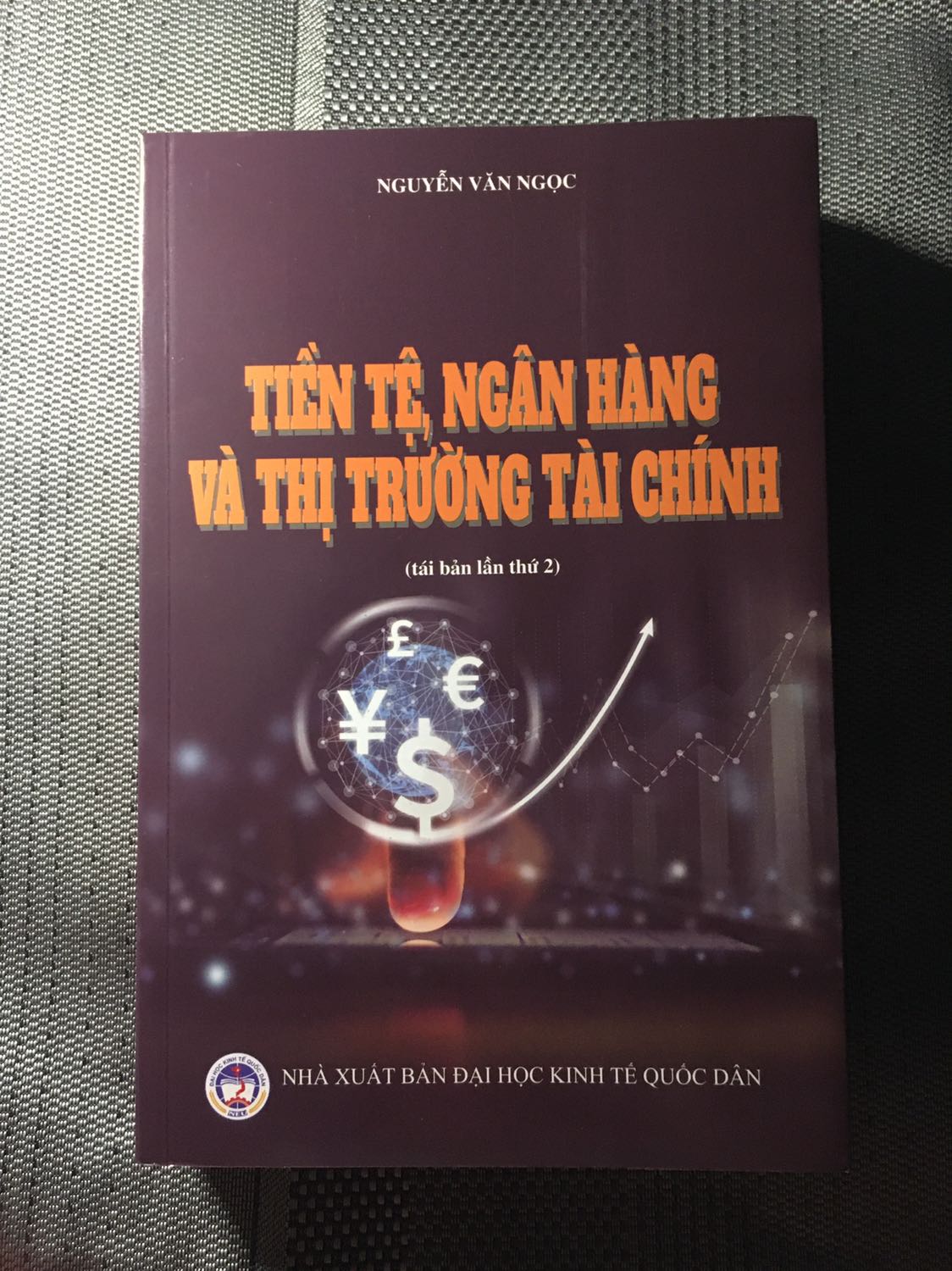 Mình vừa nhận được hàng. Sách đóng gói cẩn thận. Bìa sách còn mới, đẹp. Giao hàng nhanh 👍
Một điểm trừ nhỏ là có 1 trang sách liền chưa được cắt, mình phải dùng rọc giấy tách ra và cắt phần giấy thừa. 
Nội dung thì xịn khỏi cần bàn :)
