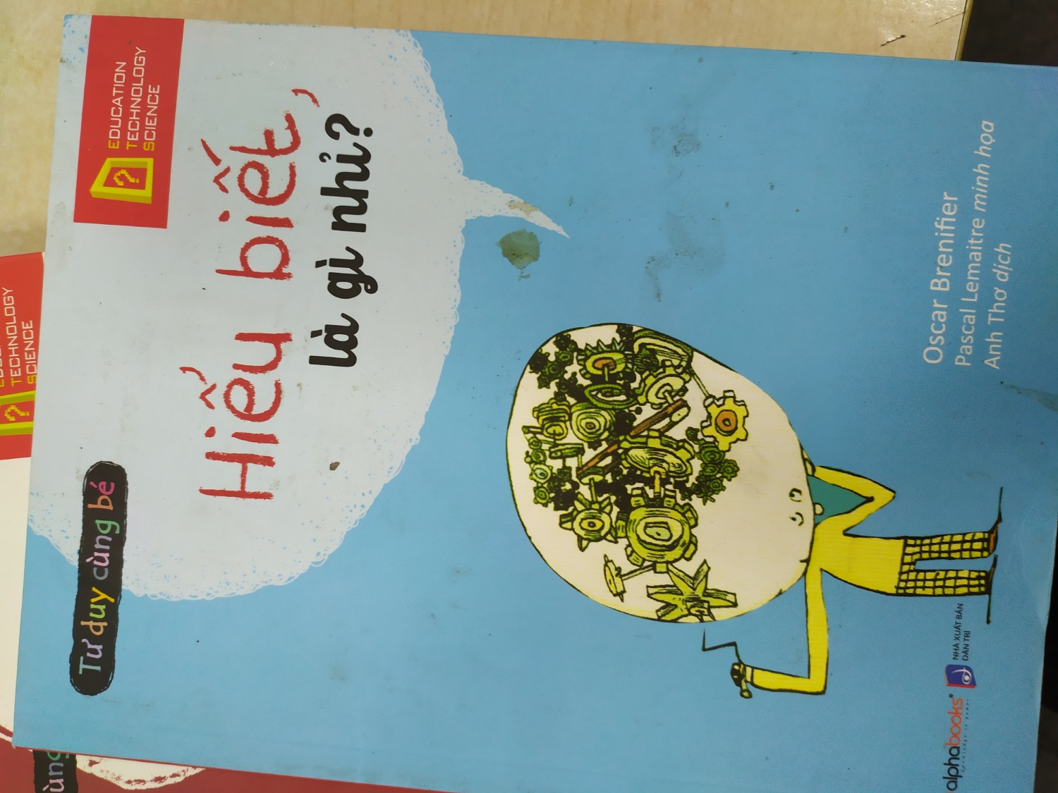 Chưa nói về nội dung, sách các bạn để bẩn quá mà không chăm chút hơn 1 xíu được sao. Hơi buồn với tiki vì trước giờ toàn mua sách ở đây.