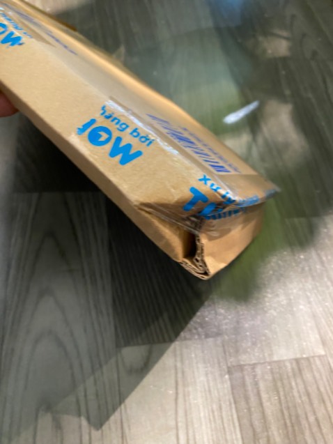 Góp ý vs Tiki là đợt này đóng gói sách sơ sài quá, ko bọc cẩn thận, mấy lần trước mình đặt sách bìa cứng chỉ bọc mỗi một lượt nilon bọt mỏng, hộp đựng chỉ vừa khít khổ sách nên hầu như bị cấn móp hết các góc bìa sách. Lần này thì hộp rộng hơn nhưng ko hề có lót tí nào luôn. May mà sách chỉ bị cấn nhẹ ở góc.