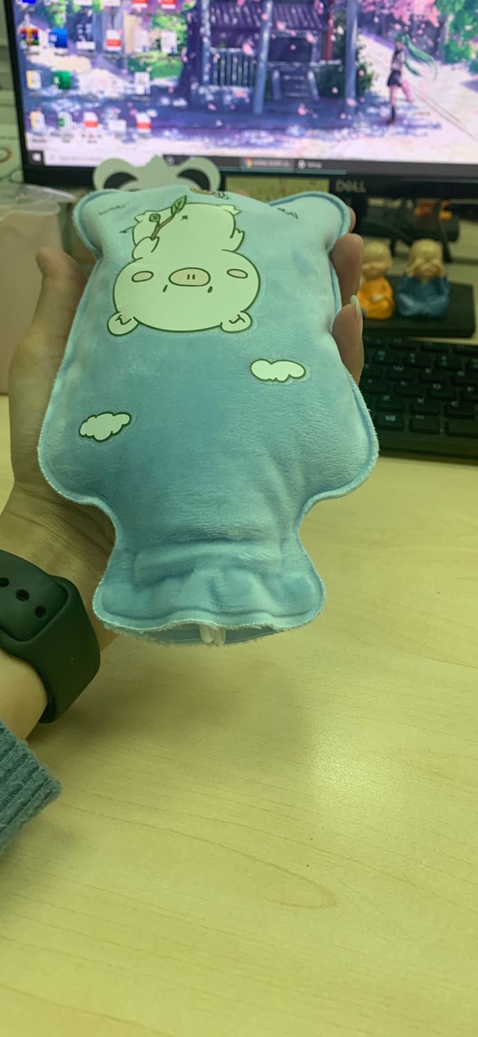 U là trời, Túi chườm về quá đúng lúc luôn, đúng hôm trời bắt dầu trở lạnh, lại đúng hôm rụng dâu nữa. Cho luôn nước nóng vào thử thì độ nóng vừa phải giữ nhiệt đc 2 tiếng, túi cute xỉu, rót nước không sợ bị ướt cái lớp lông mềm mềm bên ngoài đâu. Nắp bịt kín đáo, không lo nước bị dò ra ngoài.