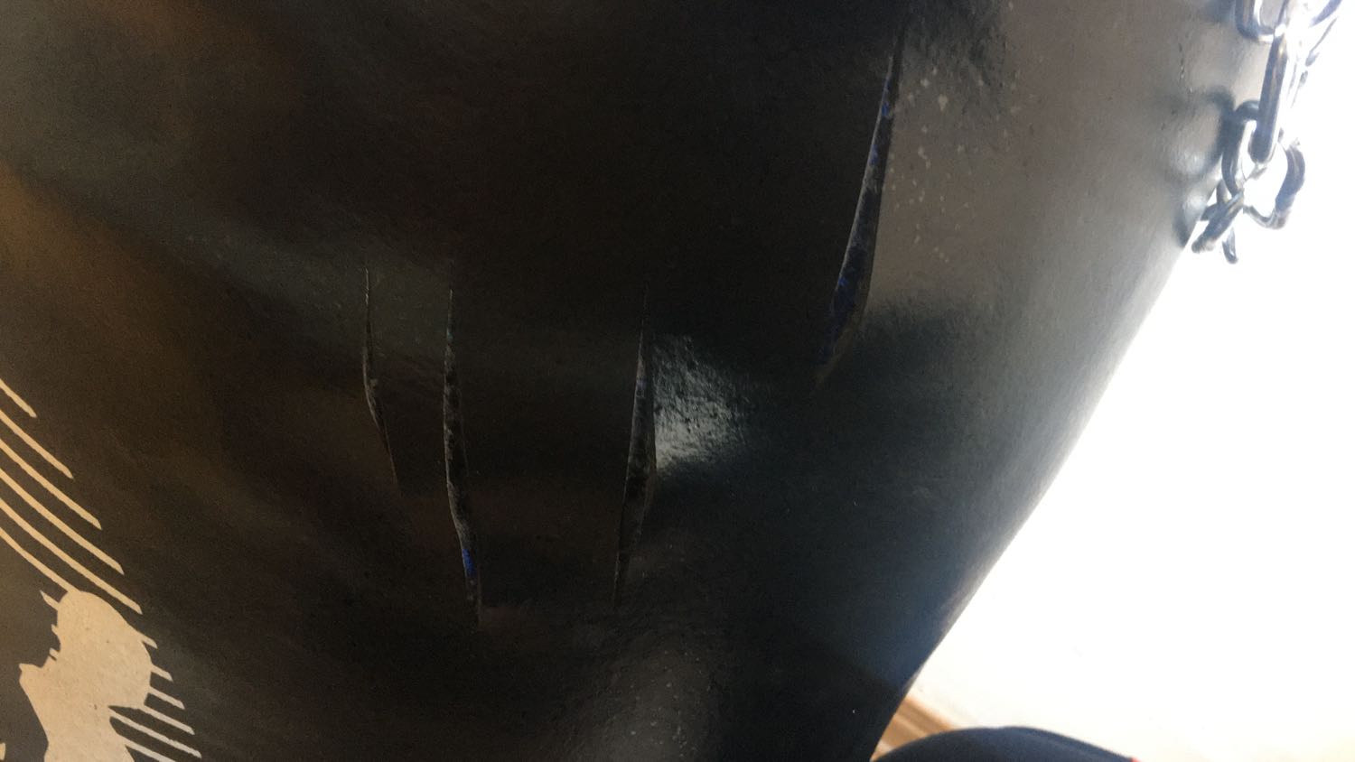 Có 5 vết cắt làm cho bên trong lòi ra Có 5 vết cắt làm cho bên trong lòi ra