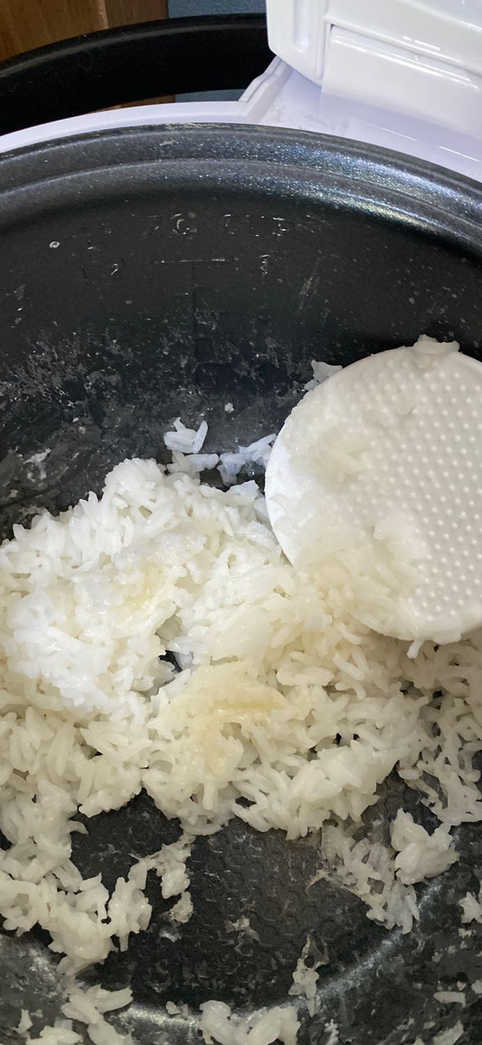 1. Nước trào xuống lòng nồi khi nấu
Mới nhận nồi và nấu cơm lần đầu tiên thì đã bị trào nước ra ngoài và chảy vào lòng nồi, đọng lại cả lớp như hình, dù lượng nước ra khay đựng ít, và mình chỉ nấu 1 cup gạo. Mình đã vệ sinh kỹ và nấu lại, giữ yên nồi, mở nắp thì tiếp tục bị như vậy. Nếu không vệ sinh kỹ sau mỗi lần nấu thì đọng cháy gây lỗi và sau này nói là do KH dùng không cách. Hay là phải dốc ngược nồi hoặc tháo đáy ra vệ sinh sau mỗi lần nấu????

2. Cháy cơm dù không chọn nấu lại
Cơm dính nồi như không phải nồi chống dính và cháy như hình mình gửi.

Mình không chấp nhận chất lượng sp như vậy, rất cần phản hồi từ NSX!!!!
