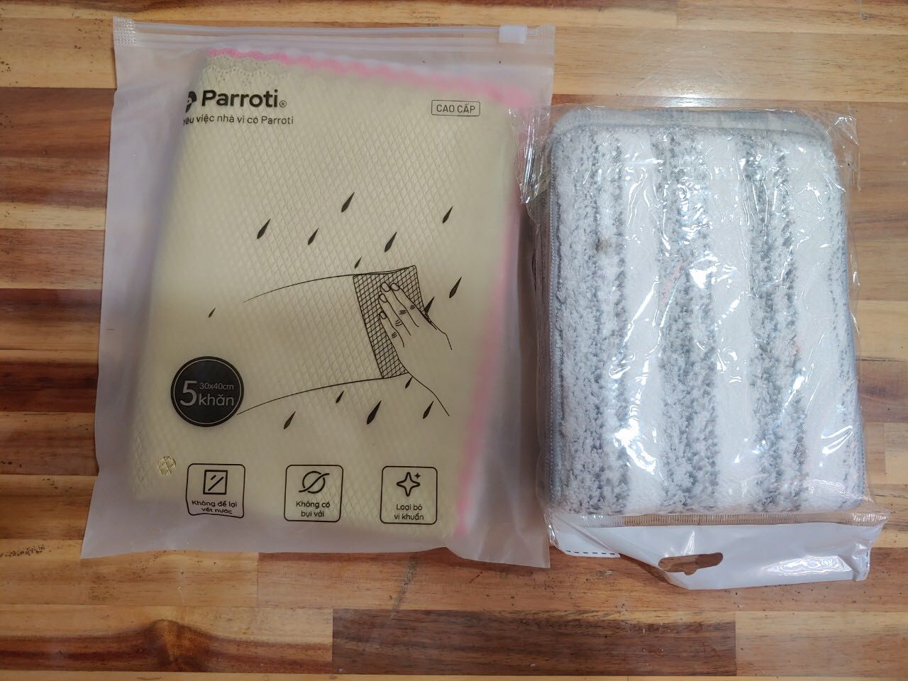 Mình mua dùng thử nào ngờ chất lượng vượt mong đợi luôn. Khăn thấm hút cực tốt, đẩy qua 1 đường là bàn bếp khô hẳn, khăn vắt nước thì gần như khô luôn, không giống như những loại khăn khác vẫn còn ướt hoặc ẩm, vắt xong lại dùng đc ngay. Rất là tiện luôn, khăn chất lượng mà giá hạt dẻ. À có một điểm trừ nhỏ là khăn màu tối tối nên dùng nhìn cứ như khăn cũ đã dùng lâu vậy, nếu đc màu tươi sáng hơn thì quá đẹp luôn (ý kiến cá nhân mình thôi, hihi). Nói chung là nên mua, đáng đồng tiền bát gạo lắm ạ