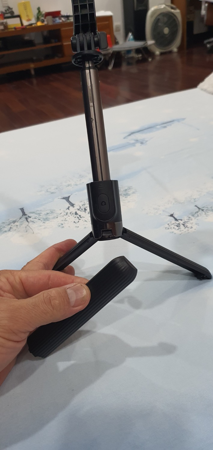 Rất khó mở 3 chân của gậy do có tới 3 cái ngàm khóa lại 3 chân (mỗi chân một ngàm) trong khi bản lề thì lại mỏng manh,  hậu quả là... gẫy chân ngay khi mở lần đầu tiên khi khui hộp. 
Các bạn mua nên lưu ý điều này.