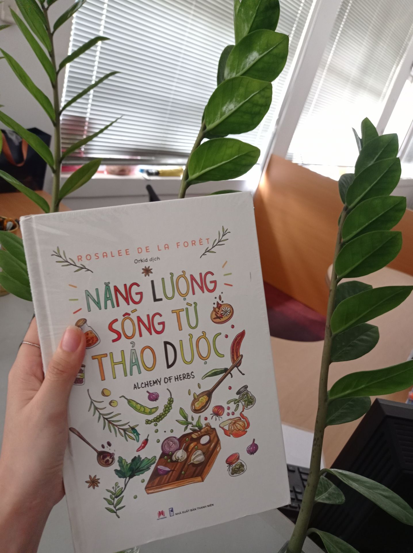 Vì dịch nên giao hàng hơi chậm nhưng sách đóng gói  thì khỏi chê nhé, đóng gói cẩn thận ! Sách có rất nhiều hình ảnh minh hoạ, mình mới xem qua nội dung thấy đúng là quyển sách mình đang tìm. Già rồi  nên thích đọc về cây cỏ sức khoẻ hơn thì phải ?