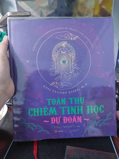 Nghe xúi bậy nên mua nhầm quyển nâng cao, sau mới biết còn có quyển cơ bản nên cảm xúc của mình với em này đang hơi phức tạp.

Dù vậy thì sách thực sự rất đẹp, font chữ lớn, dễ đọc, thông tin được chia thành các phần rất hợp lý. Chỉ tiếc là mình chưa có đủ kiến thức căn bản nên đợi khi nào mua được quyển kia thì mình sẽ cày tiếp :(