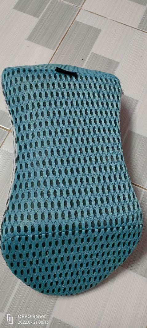 Nhìn thì cũng đẹp nhưng ko hữu ích, nằm lên cái bẹp dí chẳng có cảm giác gì, chẳng bằng kê cái gối ôm.
Hơn nữa chẳng hiểu quảng cáo gối Ema nhưng ko hiểu Ema là tên cửa hàng hay gì chứ hàng thì ko thấy chỗ nào ghi.