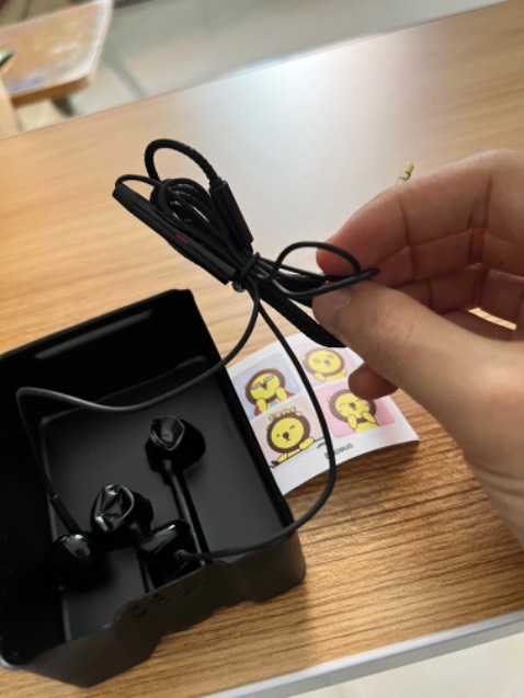 Nhận hàng sớm hơn dự kiến
Tai nghe nhỏ gọn, nhưng baseus thiết kế hộp to quá, được cái hãng có tặng kèm sticker cute.
Dây được thiết kế dạng chống rối, khá chắc chắn. Phần earbud không bo cong nhiều nên đeo lâu dài sẽ hơi đau tai xíu
Âm thanh khá lớn (mình chỉ *** âm lượng khoảng 30%) , vẫn có tiếng bass, tuy nhiên độ trong trẻo, khả năng tái tạo âm thanh khá tốt tuy chưa bằng loại tai nghe có dây của apple nhưng có thể sánh ngang với samsung hay oppo.
Về mic thì mình chưa *** nhưng thấy nhiều bạn bảo khả năng thu âm của tai nghe này rất tốt nên thích hợp dùng để thu âm khi hát hay ***
Hài lòng với mẫu tai nghe này, shop bán hàng rất uy tín. Thank shop nhiều nha