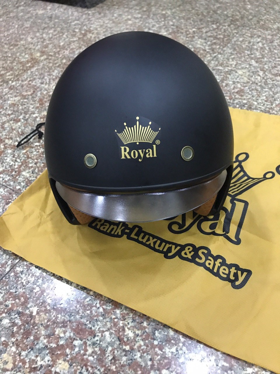 Mình mới mua em này chiều nay size XL, sản phẩm khá chắc chắn, đẹp, đúng như hình. Size vòng đầu của mình là 58cm rất vừa với size XL. Mình cũng chạy 1 vòng *** thử thì đỡ bụi bay vào mặt hơn, bạn nào chưa xài kiểu 3/4 lần nào thì lúc mang vô sẽ bị tuột khẩu trang. Nhìn chung thì mình thấy hài lòng với sản phẩm :)