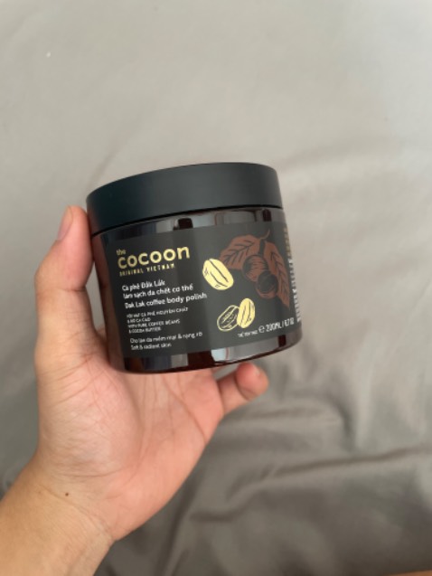 Hạt cà phê khá mịn và vừa phải, tẩy tí là da mịn lên rõ ràng. Mùi cực kì thơm. 1 hủ có thể xài được nhiều lần. Ủng hộ hàng việt.