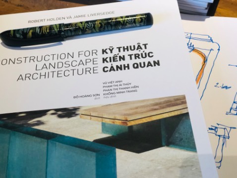 Sách có kiến thức sâu về vật liệu và các kỹ thuật truyền thống của nước Anh. In trên giấy đẹp, trình bày hiện đại và mạch lạc