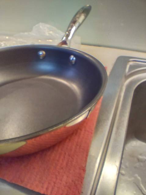 Chảo không rẻ, bé hơn kỳ vọng. 
Gia công rất kém, mép giữa lớp chống dính và thành chảo có nhiều vết gợn, không cẩn thận là đứt tay.
Tay cầm không hiểu dính keo hay gì?
Kiểm tra chất lượng sản phẩm rất có vấn đề, hay là không có ai kiểm?