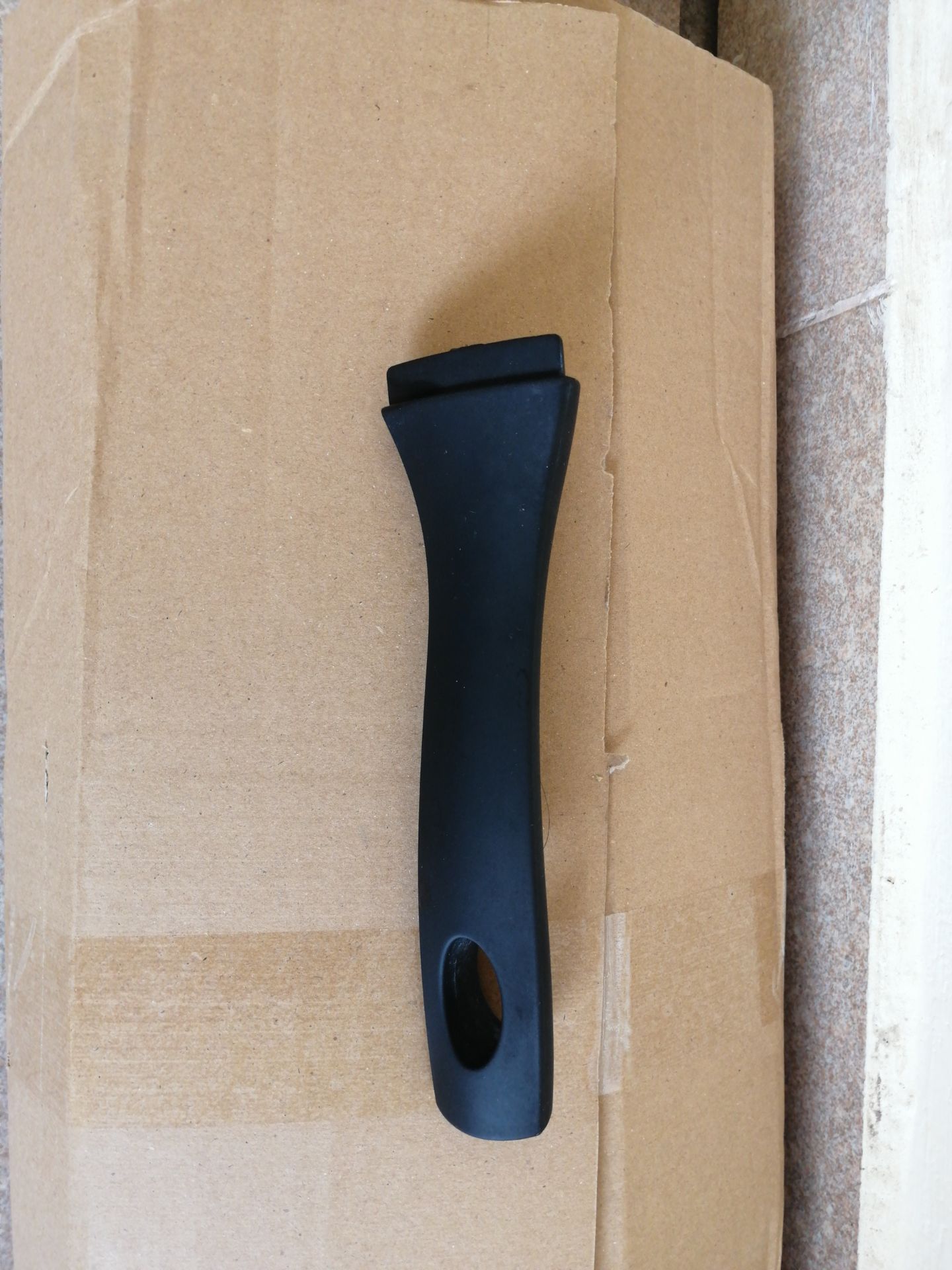 Giao hàng bị thiếu cái vít nên không gắn chảo với tay cầm được :(