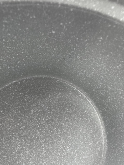 Mua lần đầu , thì bị vỡ mất cái quay nồi phải làm yêu cầu đổi trả . 
Tuần sau đổi cái mới thì y chang bộ cũ chỉ thay cái quay cầm mới ( biết vì lần đầu có trầy men , hàng đổi lại y như cái vết trầy men lần đầu :) ) mà tặng thêm 2 cái nồi còn lại trầy men quay nồi hết . 
Đánh giá 1 sao, vì không đóng gói hàng kỹ và 3 cái nồi đều trầy men hết !