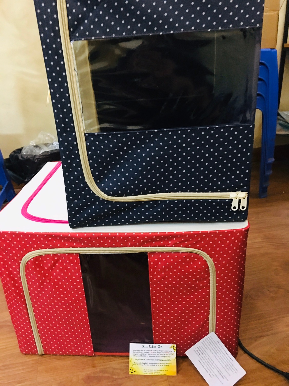 Túi chăn màn khá chắc chắn, vải bền và chống thấm. Tuy nhiên ko bị nhão, vải màu sắc ưa nhìn, 
Khung sắt thì vô cùng cứng cáp, để quần áo và chăn màn mùa đông ok, ko bụi, ko ẩm.
Mình mua như này rất ổn so với giá, đặc biệt lại là hàng chính hãng nên rất chắc chắn