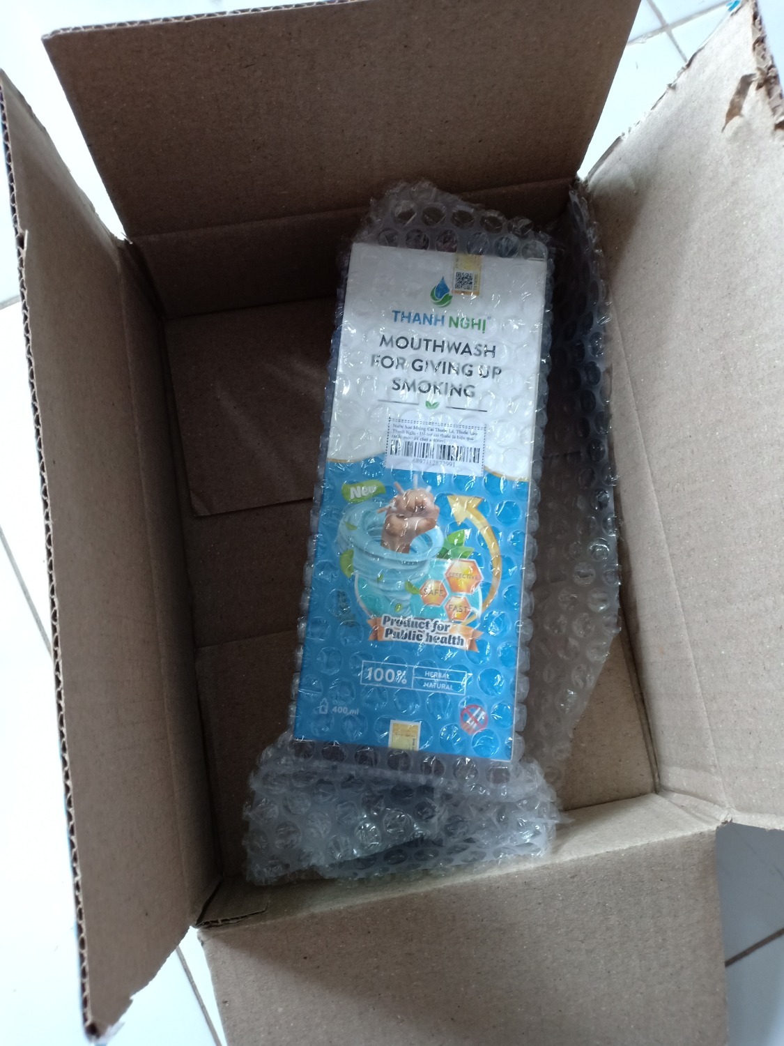 Nước cai thuốc viết nội dung rõ ràng, dễ hiểu, hàng nhận đúng hình, chính hãng (đã *** hàng chính hãng thật sự). Khoái nhất là hàng còn mới, ko bị móp méo, Tiki hiện có cải thiện đóng gói kỹ càng. Về giao hàng thì cực nhanh lại đc miễn ship, chiều đặt mà sáng hôm sau đã nhận đc rồi. Lần trước mình dùng 5 ngày là cai được thuốc, lần này mua dùm thằng bạn (nó nhận hàng mừng quá vì rẻ hơn bên ngoài lại chính hãng nên mình vui quá ngồi viết đánh giá chơi). Thôi cảm ơn Tiki nhiều, cám ơn shop bán hàng Chợ Làm đẹp, nhớ giữ giá tốt như này hoài cho mn dùng nhe và phải bán hàng chính hãng như này hoài luôn nhe.hehe. Lần sau có mua dùm ai nữa mình sẽ mua shop này cho an tâm.bye