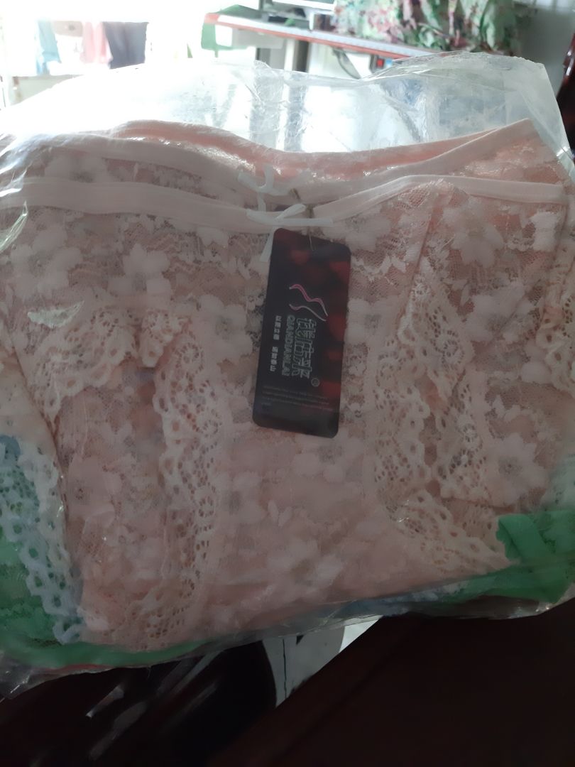 tiki đổi hàng lại cho mình giúp.
mình đặt mẫu trơn, giao hàng mẫu ren. mình k thích mặt ren vì ngứa khó chịu nên k mua quần lót ren từ trước giờ. nếu hết hàng thì hủy đơn cho mình sao shop lại giao hàng khác cho mình. nếu giao nhầm thì cho mình đổi lại đúng mẫu mình đặt nhé. mình mua hàng việt nam mà sao tag lại toàn chữ tàu thế này.