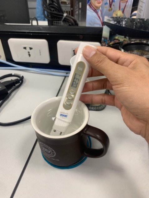 Thấy đo nước uống qua máy lọc thì 25, không qua lọc 30, nước nuôi cá 67. Hok bit thế là chuẩn chưa, pin thì rất cũ, có dấu vân tay.