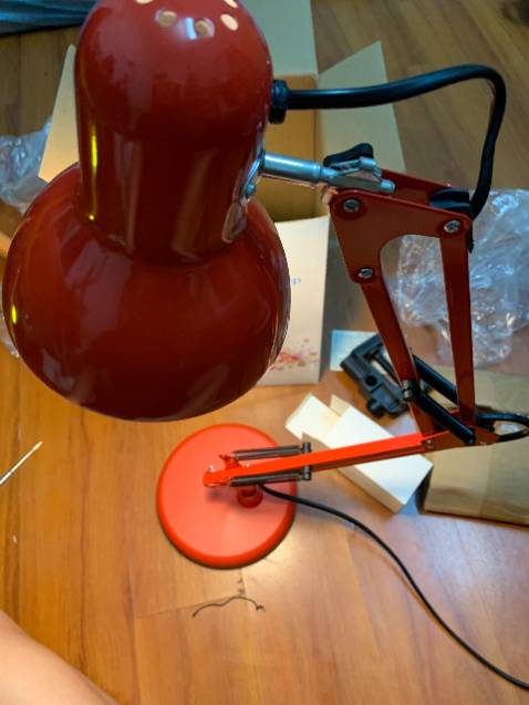 Đèn cực kì chất lượng và cực kì chắc, toàn bộ thân đèn đều làm bằng nhôm tạo sự chắc chắn cực kỳ, bóng đèn xin xò, chắc nhắn, kẹp bàn bao chắc chắn nên không sợ lung lay hau đổ bể