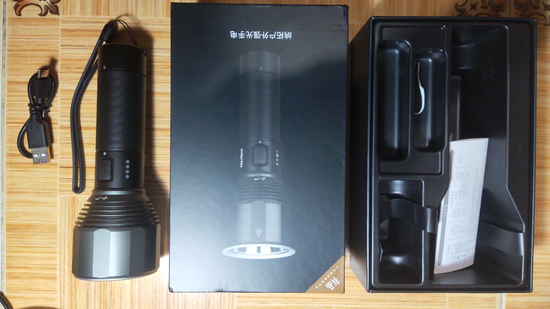 Đèn cầm rất chắc tay, sáng cực mạnh luôn, ở độ sáng mạnh nhất thì đèn nhanh nóng, cũng dễ hiểu, công suất lớn mà.