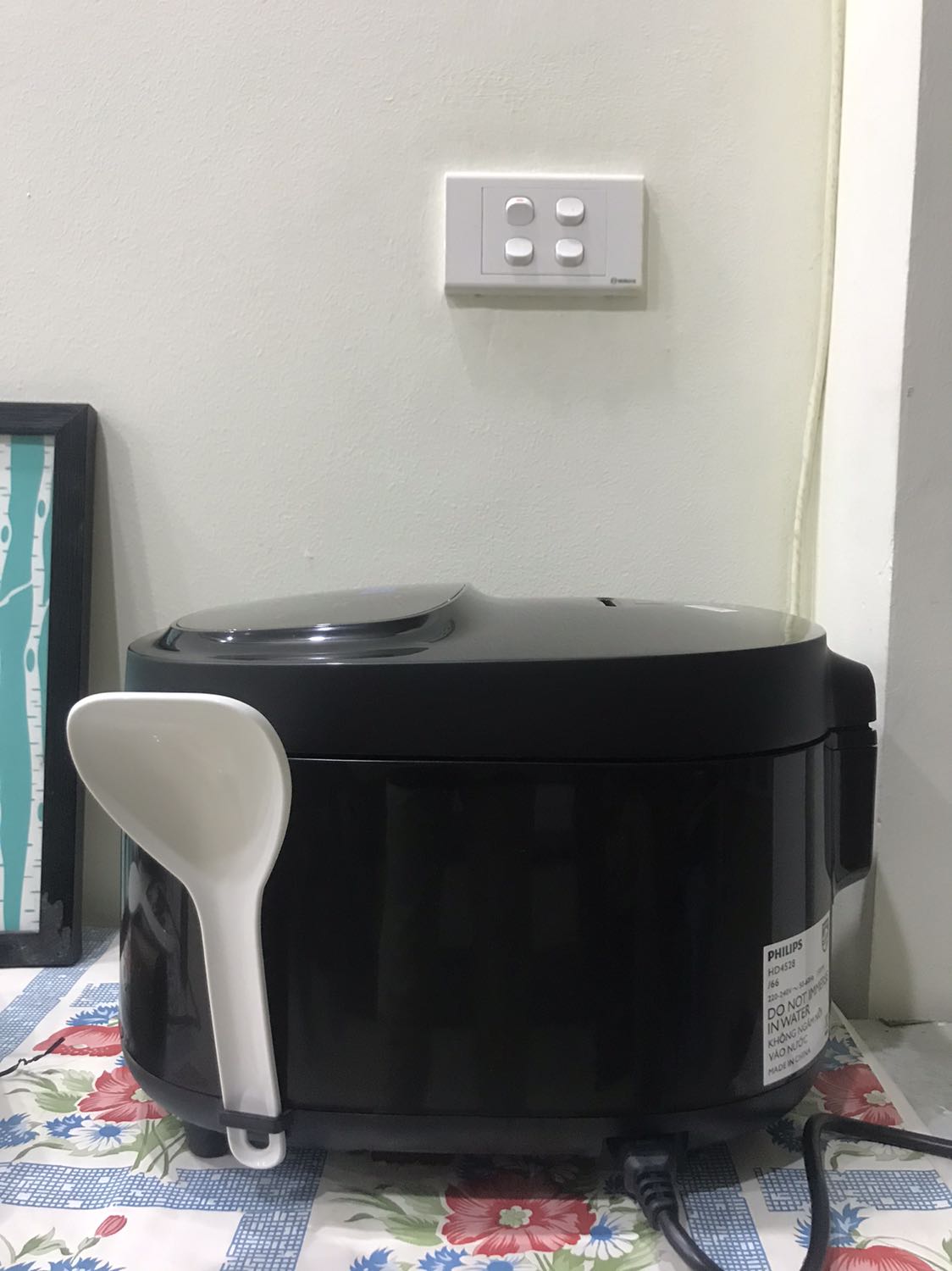 Sau hơn năm sử dụng mình có 1 số nhận xét:
Tích cực:
Nồi trông xịn, có nhiều chức năng và nấu cơm ngon. Hẹn được giờ lên đến 24h thì phải. Hiệu suất bền bỉ trộm vía chưa thấy vấn đề gì to tát.

Chưa ổn:
Chưa có chỗ thoát nước. Nước chảy lênh láng quanh viền nồi. Một thời gian sau thì tình trạng này đỡ.

Nồi bên trong nặng, rửa hơi mệt, dùng nhanh bị mòn lớp bóng chống dính ban đầu.

Mặt cảm ứng xịn quá nhiều khi mình chỉ quệt nhầm tay vào là nó nhảy chế độ khác khi cơm chưa kịp chín 🥲