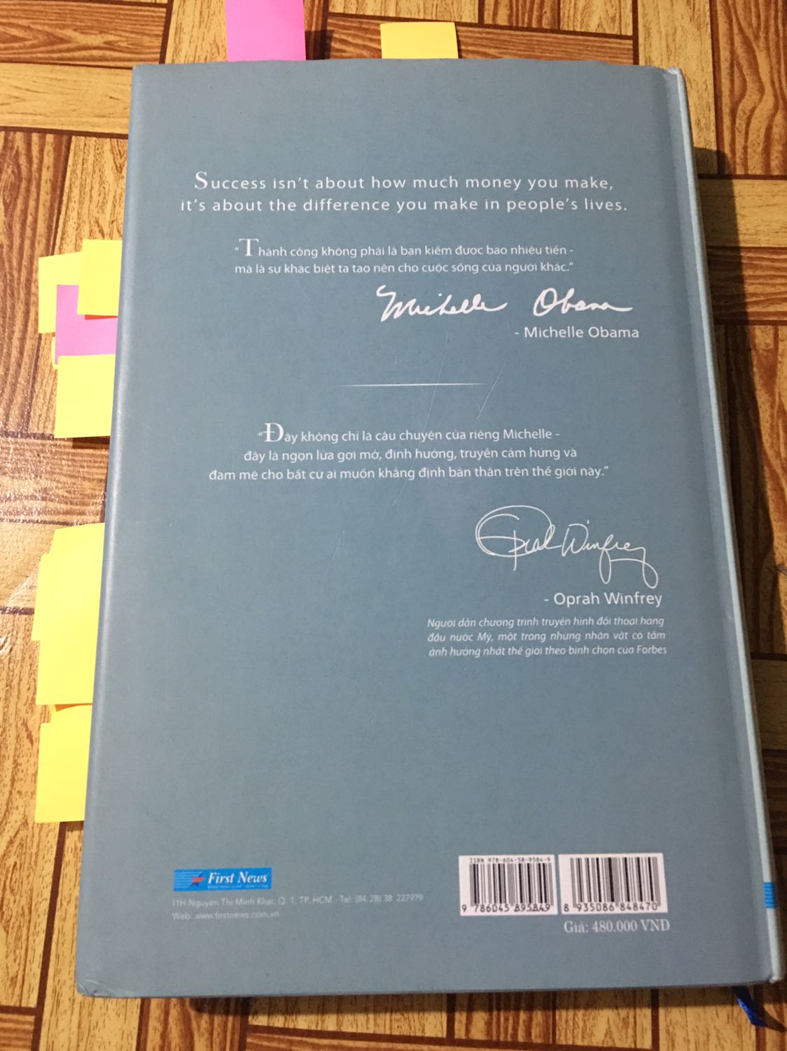 Mới mua về mình thấy sách cũng không mới tinh mà hơi cũ và có khá nhiều vết xước trên bìa, nhưng chất liệu thì siêu OK luôn nhé, có điều mỗi khi đọc thì cái bùa hay bị tuột khỏi sách khi cầm thằng đọc bình thường và nên ngồi ghế, để sách trên bàn rồi đọc chứ cầm không trụ nổi đâu. Mình mới đọc chưa được 1/5 sách nên không dám đánh giá nhiều về nội dung sách. Ấy thế mà mình đã có những cảm xúc cảm động, tức giận, bất ngờ mà chưa có 1/5 cuốn sách nào mà mình đọc làm được điều ý, phần mình đọc thì bà ấy phê phán về phân biệt chủng tộc ở Mĩ, mình cũng biết sơ sơ về phân biệt chủng tộc nhưng mình không ngờ lại đến mức đấy theo cảm nhận của Michelle, vì mình quá thích sách về ngôn từ, nội dung nên mấy cái xước gì gì đấy thì kệ nó đi. Bọc hành rất kĩ lưỡng nha! Sách về mà mình ngồi ôm em nó mấy chục phút ?