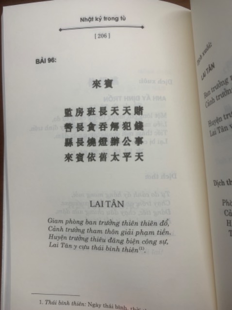Chất lượng in chữ hán không ổn định: có bài rõ, có bài mờ. NXB cần xem lại tác phong làm việc.