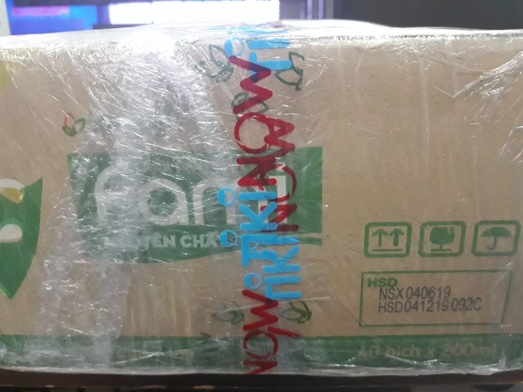 Về sữa chắc ai cũng từng uống rồi, chất lượng khỏi chê, hàng mới sản xuất và hình như sản phẩm cũng mới có trên tiki, sx 04/06 hạn sử dụng tới cuối năm. Về tiki thì mình luôn luôn hài lòng tất cả, vận chuyển nhanh, 2 tiếng đã nhận đc hàng vì tikinow, đóng gói thì quá cẩn thận luôn, có đi trời mưa lớn cũng k sao. Về giá đang khuyến mãi nên giá rẻ, lại còn đc tặng túi Fami nữa, dễ thương và đẹp. Cảm ơn tiki ???