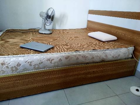 Mỏng nhẹ, có kèm 2 vỏ gối+ túi đựng. Dịch vụ nhanh chóng, tốt. Nhưng đường may hơi rối, nhiều tua rua và sợi thừa, chỉ có hai đầu có chun cố định. Mỏng nhẹ, có kèm 2 vỏ gối+ túi đựng. Dịch vụ nhanh chóng, tốt. Nhưng đường may hơi rối, nhiều tua rua và sợi thừa, chỉ có hai đầu có chun cố định.