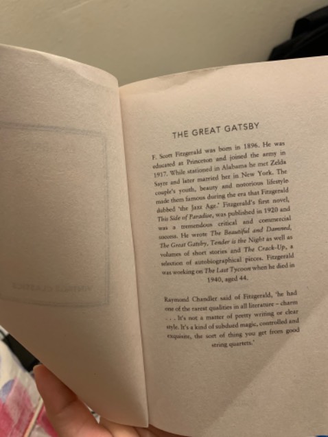 Sách nhỏ hơn mình nghĩ, giấy ngà ngà in kiểu ngày xưa í, nói chung ok😊mình xem phim rồi mới đọc sách@@