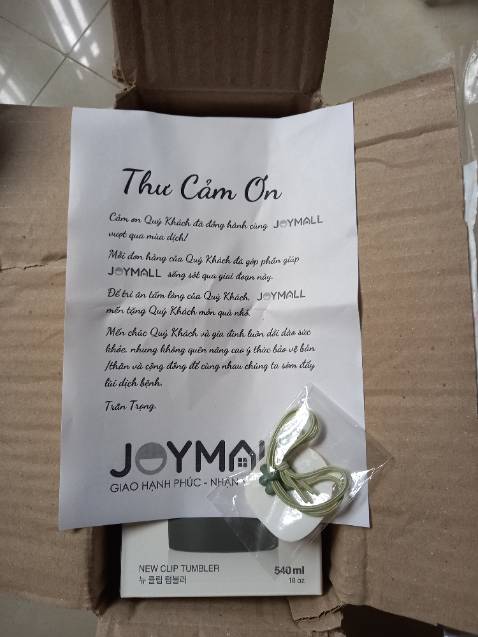 Bình nước đẹp, giữ nhiệt (nước đá) tốt, không bị đổ mồ hôi. Có 2 nắp để sử dụng linh hoạt. Bạn mình hỏi sao mua 2 cái bình cùng màu vậy :)))) Giao hàng nhanh, đóng gói kỹ.