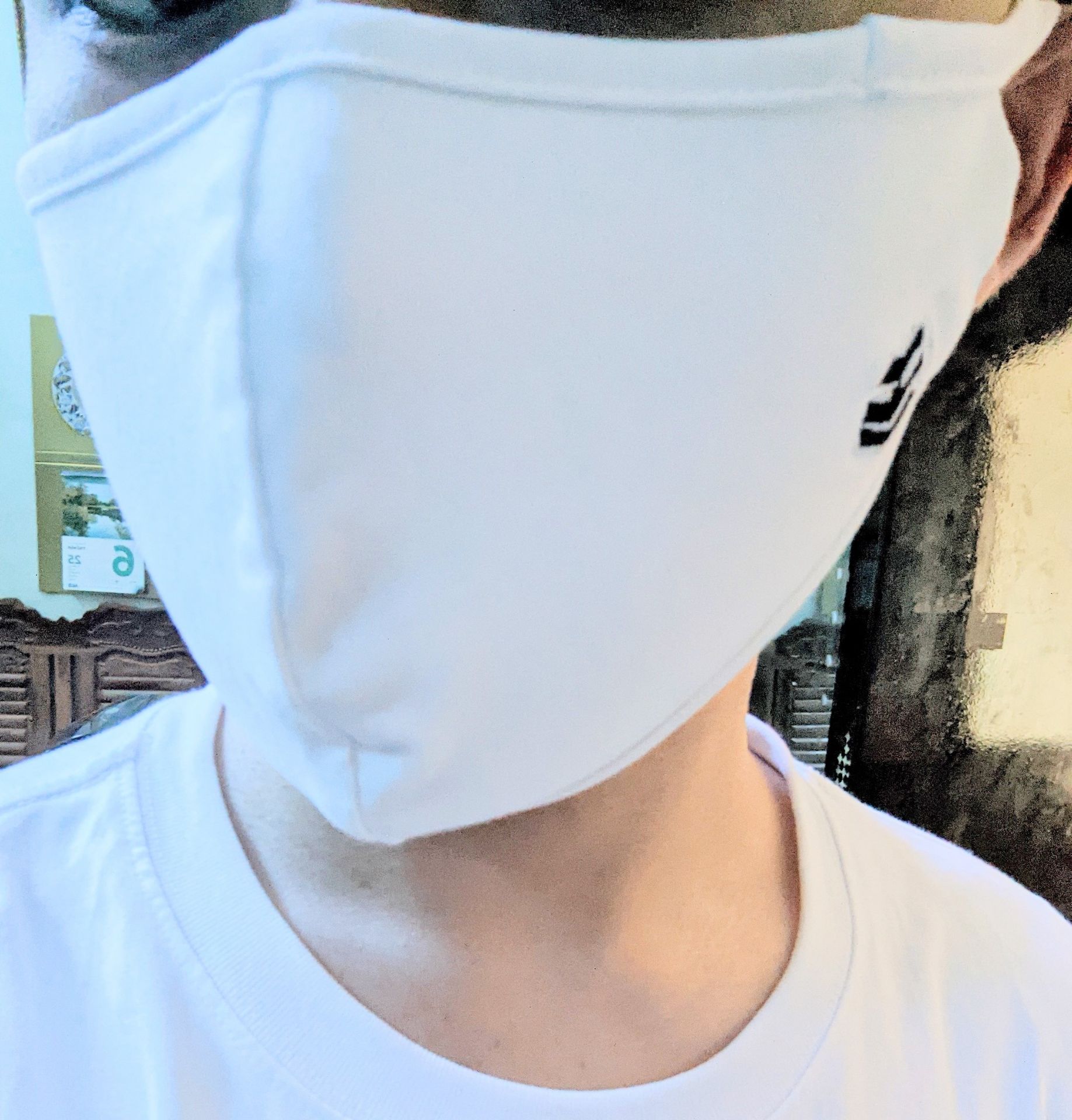 Khẩu trang đẹp về hình thức, vải mát nhưng hơi bó mặt. Gây chút bất tiện khi nói chuyện trong lúc đeo.