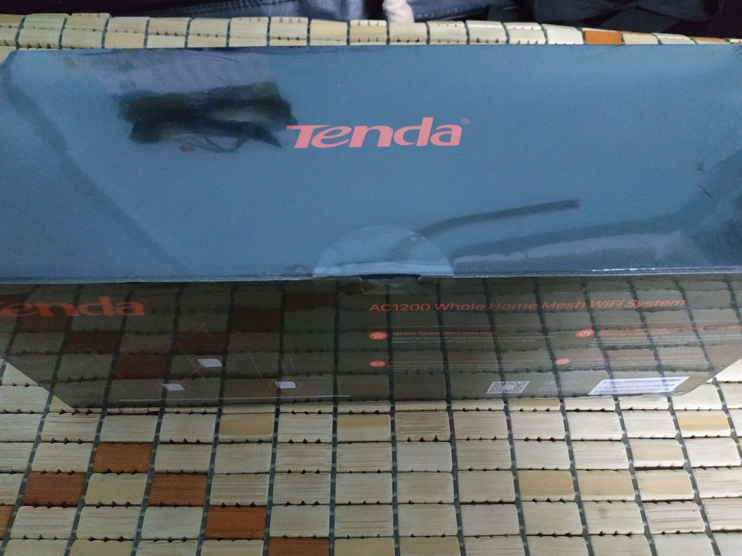 Hàng chính hãng Tenda Việt Nam phân phối, nguyên seal.
Nhà 3 tầng, gần 10 thiết bị kết nối liên tục (6 điện thoại và mấy thiết bị smarthome) nhưng mạng vẫn mạnh. Kiểm tra tốc độ mạng ở phòng bếp (cách xa cục phát chính) tương đương với tốc độ mạng dây cắm trực tiếp modem nhà mạng. Chuyển mạng qua các node rất mượt.
Nói chung hộ gia đình, 2-3 tầng lầu thì nên đầu tư.