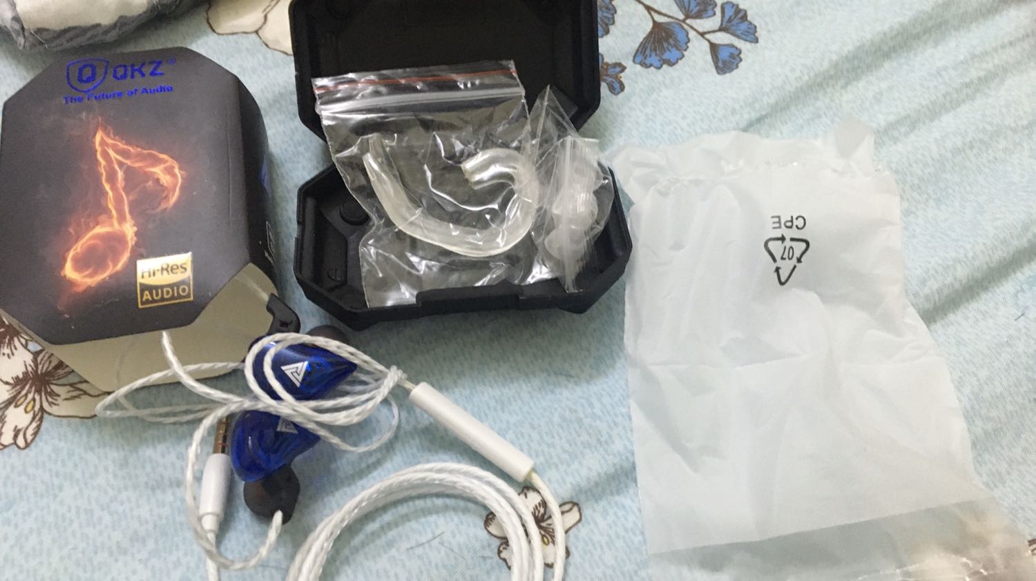 Đóng gói đẹp chắc, có hộp dù giá rẻ, dần dài kh biết chất lượng có tệ đi hay kh, nhưng hiện tại chất lượng âm thanh tốt ( Relab có review ), nút tăng giảm dạng nút thì hay hơn, có nút ghi âm, có silicon dự phòng xịn xò vl Đóng gói đẹp chắc, có hộp dù giá rẻ, dần dài kh biết chất lượng có tệ đi hay kh, nhưng hiện tại chất lượng âm thanh tốt ( Relab có review ), nút tăng giảm dạng nút thì hay hơn, có nút ghi âm, có silicon dự phòng xịn xò vl