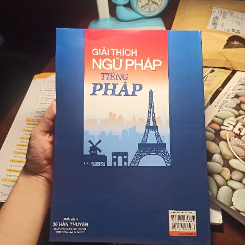 Chưa bàn nội dung. Trang bìa sách đẹp, khổ giấy to nhưng giấy phía trong mỏng sợ rách luôn á mọi người, trang giấy màu xám chứ ko phải màu sáng.
Mình tiếp xúc tiếng Pháp đã 4 năm nay, giờ tập trung nâng cao trình độ hơn.
Chúc mọi người học tốt và đạt kết quả cao!