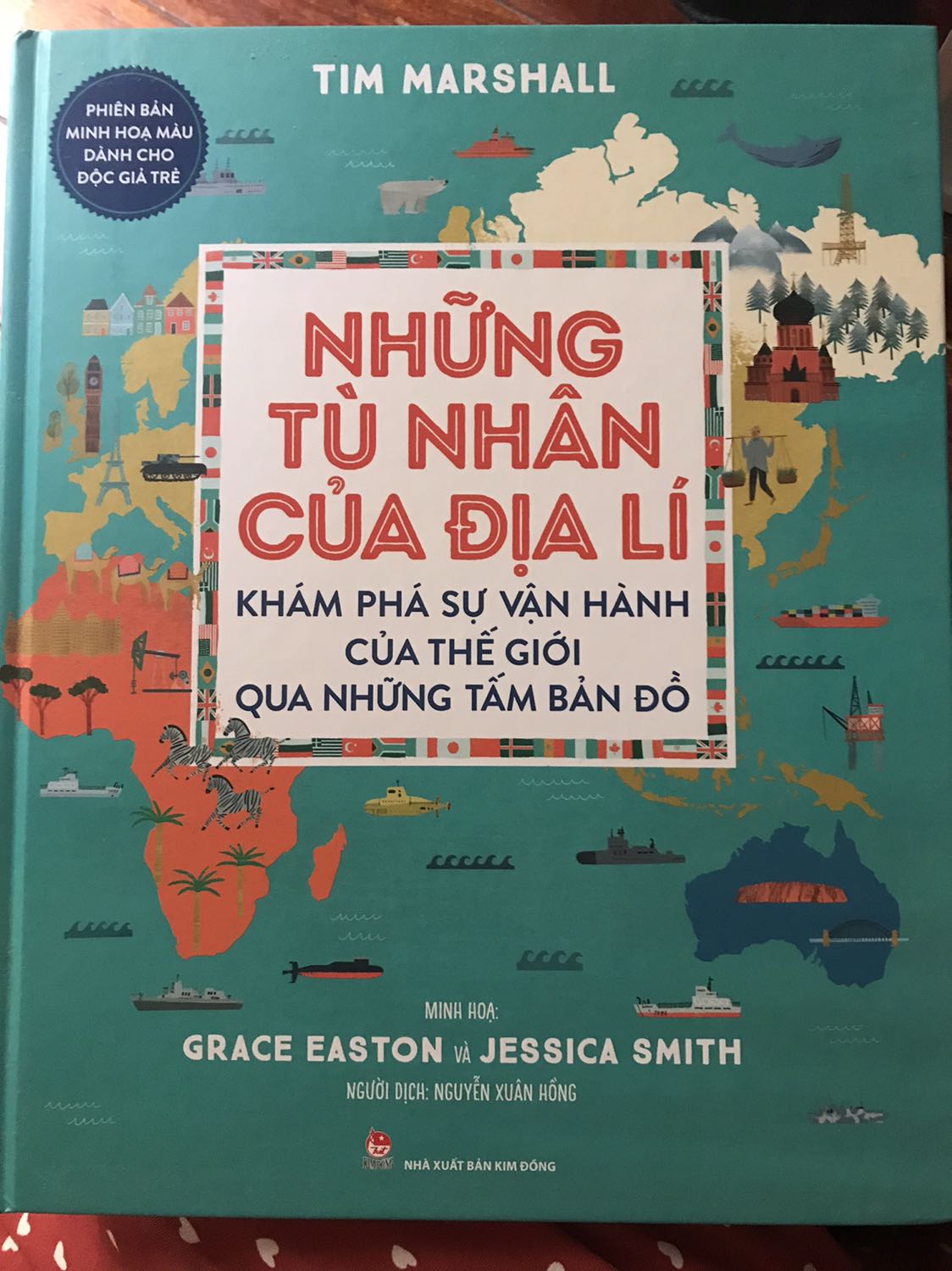Cuốn sách tuyệt đẹp, phiên bản màu dành cho độc giả trẻ. Cuốn sách trả lời các câu hỏi lớn về địa lý chính trị, lịch sử như: quốc gia siêu cường là gì? Tại sao con người lại gây ra chiến tranh? Tại sao một số nước giàu, một số nước nghèo?… cuốn sách rất bổ ích, mình rất hài lòng với sản phẩm này.