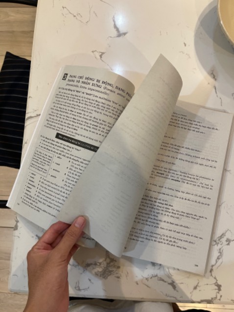 Ưu: sách to, giấy màu đọc không đau mắt (nhưng cũng là nhược điểm), đóng gói cẩu thả

Nhược: giấy siêu mỏng, chỉ cần đổ một giọt nước là rách trang. In cẩu thả, thiếu trang (xem hình đính kèm)