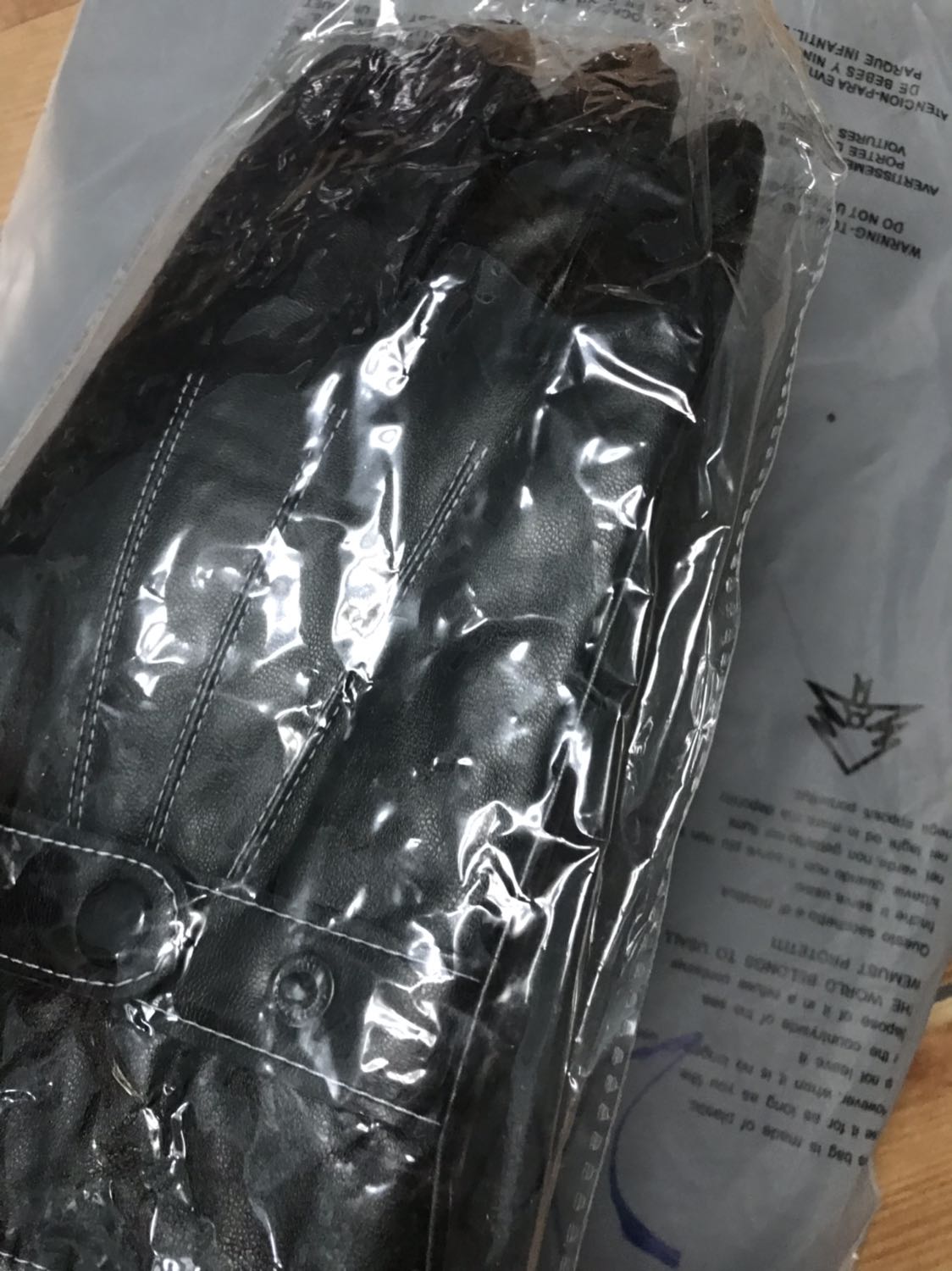 Sản phẩm đẹp quá, chất lượng rất tốt, mềm mại đùng rất ấm áp, sản phẩm cảm ứng khá ok, nỉ nên đeo vào tay vừa, dễ cử động, bó sát vào tay nên rất rể dùng như tay thường, mẫu mã đẹp, khá hợp thời trang, rất tuyệt vời, chất lượng tốt giao hang nhanh, nhân viên nhiệt tình, nhanh nhẹn và nhẹ nhàng, hài long tuyệt đối ????????????????????????????????????????????????????????????????????????????