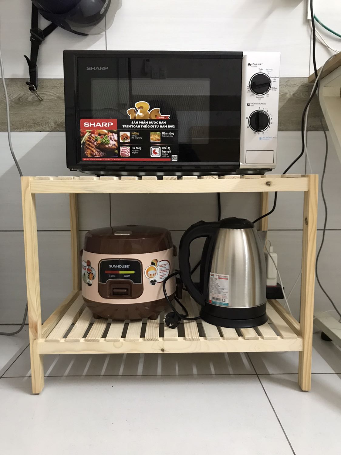 TikiNow giao hàng nhanh. Kệ gia công tốt. Chân kệ có đệm. 
Mình k thích kiểu vít 4 cạnh này vì vặn rất mất thời gian và đau tay, nếu chuyển qua dạng vít khác kèm thanh lục lăng thì tốt hơn.