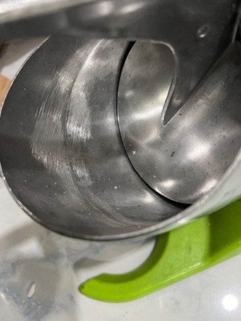 Hàng mới nhận nhưng thùng nhìn cũ, bên trong máy nhìn giống hàng thanh lý. Không giống máy mới. Cố đổi lại được không?