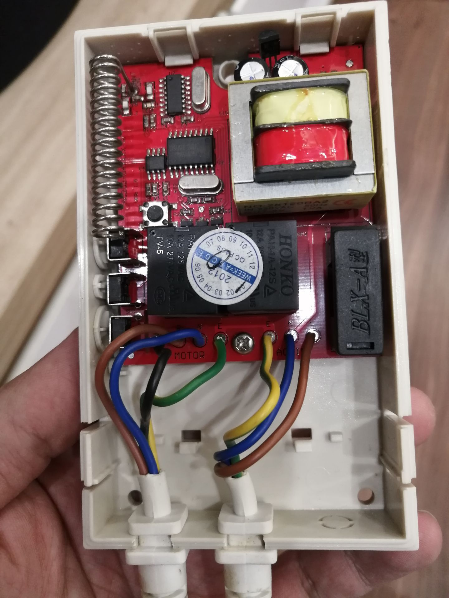 Tôi đã mua sản phẩm này để thay thế cho cái bị hỏng như trên hình, nhưng cái bị hỏng lại có 4 dây E, N, L, R còn cái mới mua này chỉ có 3 dây. Xin hãy hướng dẫn tôi cách đấu.