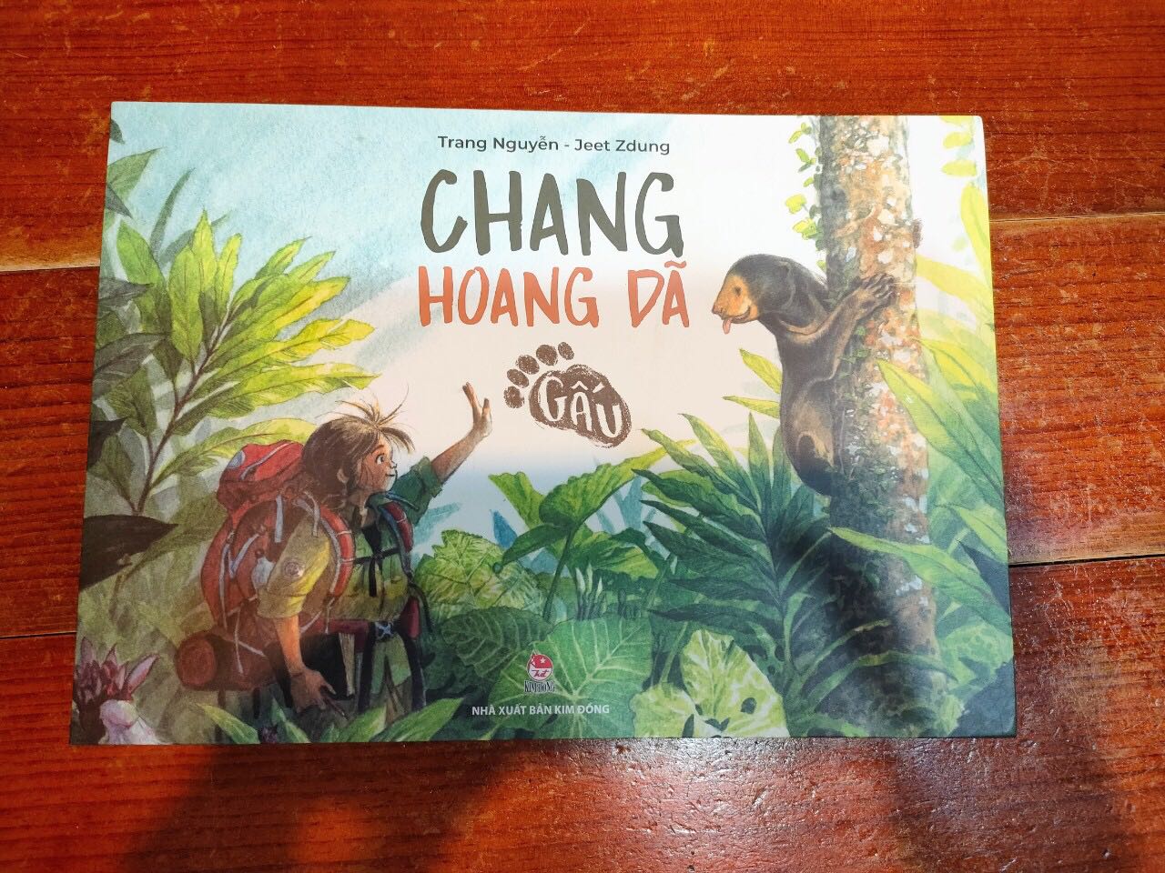 Sách in rất đẹp, tranh vẽ cũng đẹp, lời văn ngộ nghĩnh, dễ thương. Sách phù hợp cho các bé cả vì tranh đẹp, nội dung hay. Đọc quyển này biết thêm được nhiều thứ về gấu.