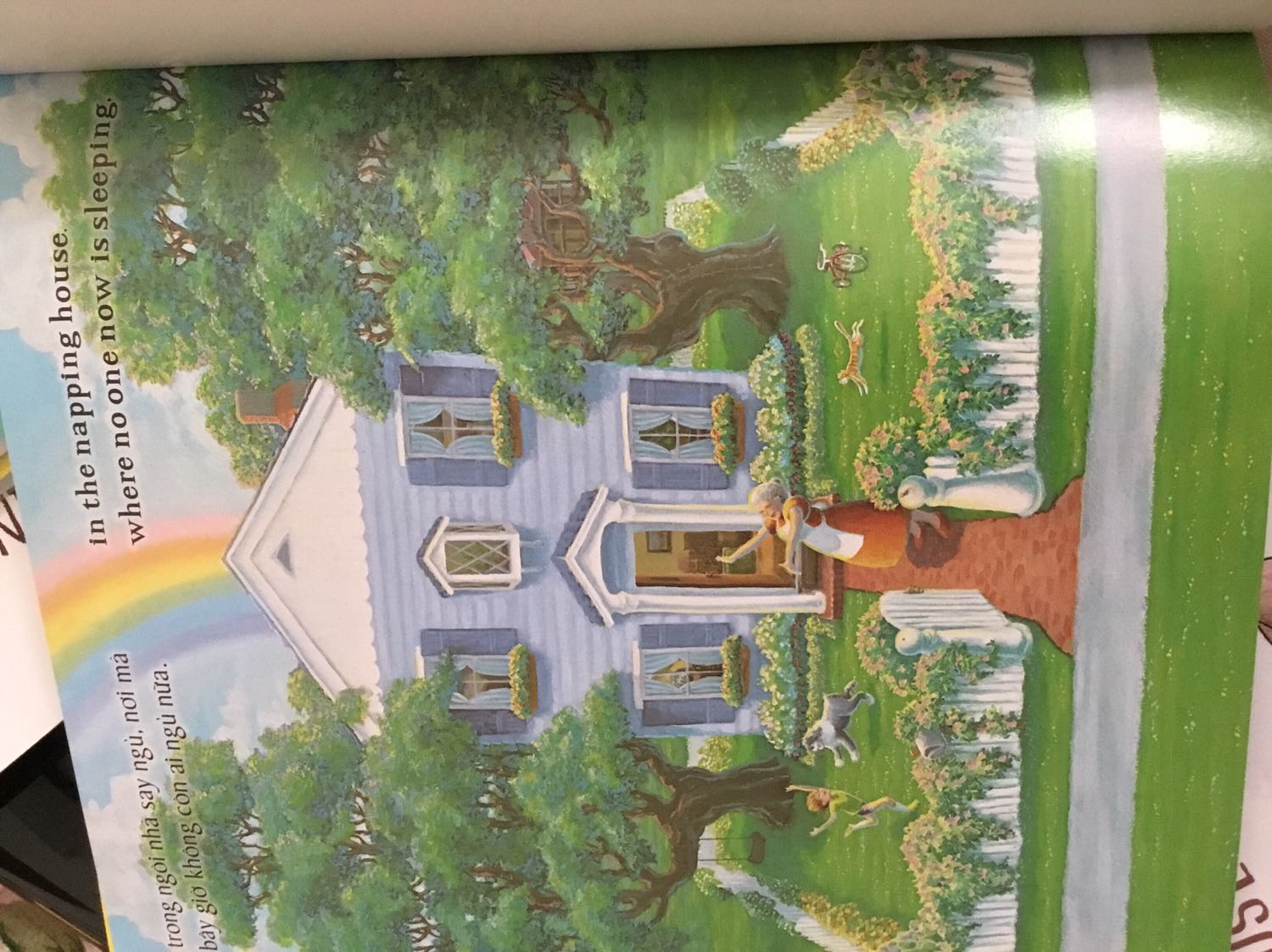 Câu chuyện dc dẫn đặt và lặp lại theo phương thức tăng tiến. Đọc phải lấy hơi nè các Mom, nhưng xét về câu chữ tiếng anh thì đọc có vần dễ hơn tiếng Việt.
Cuốn sách được đánh giá cao nhưng không hiểu sao cậu nhóc 3 tuổi nhà mình không hào hứng lắm. Con chỉ hỏi về con bọ chét ở đâu 2 lần., sau đó là thôi luôn. So với các truyện tranh ít chữ hơn thì bé thích hơn. Mình để con chọn sách mà con muốn mình đọc. Và Ngôi nhà say ngủ là quyển cuối cùng đọc để con đi ngủ. Các Mom tham khảo vài trang nha.
Riêng bookcare của Tiki thì mình nhiều lần ko hài lòng lắm. Bọc sách cứ hơi căng làm bìa sách hơi vểnh lênh. Rất ko ưng ý điểm này. Mong tiki chú ý